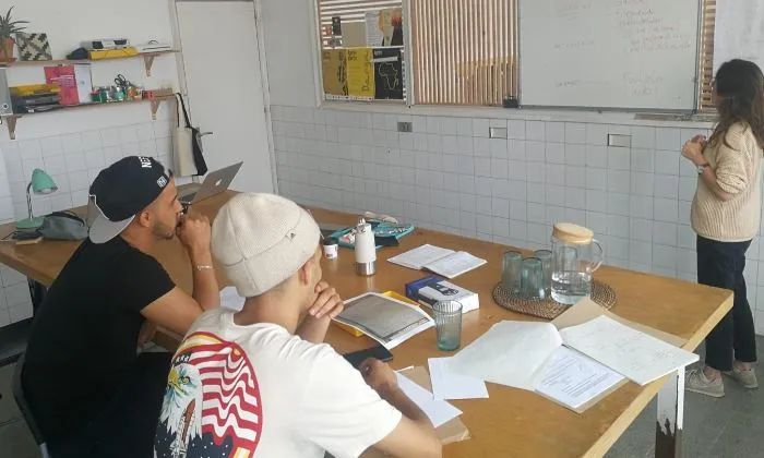 En Kamal, en Salah i la Júlia elaborant contingut per a una prova pilot