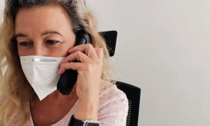Una de les voluntàries que atén el Telèfon de l'Esperança gestionat per la Fundació Ajuda i Esperança.