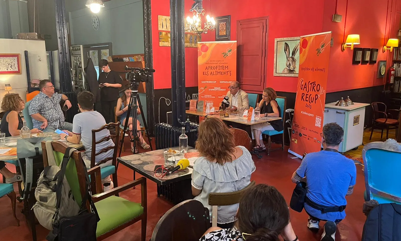 Un moment de la presentació de la campanya 'Aprofitem els aliments' per evitar que es faci malbé menjar.