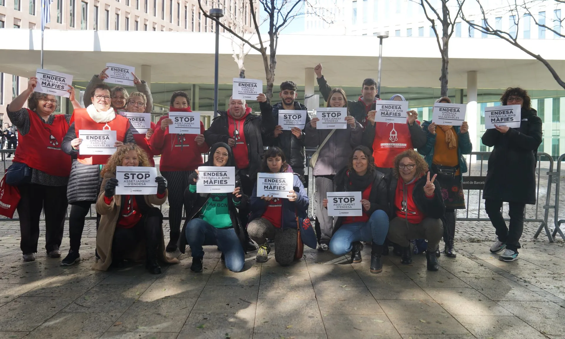 Foto de les membres de l'APE durant la celebració del judici contra l'empresa cobradora de deutes d'Endesa.