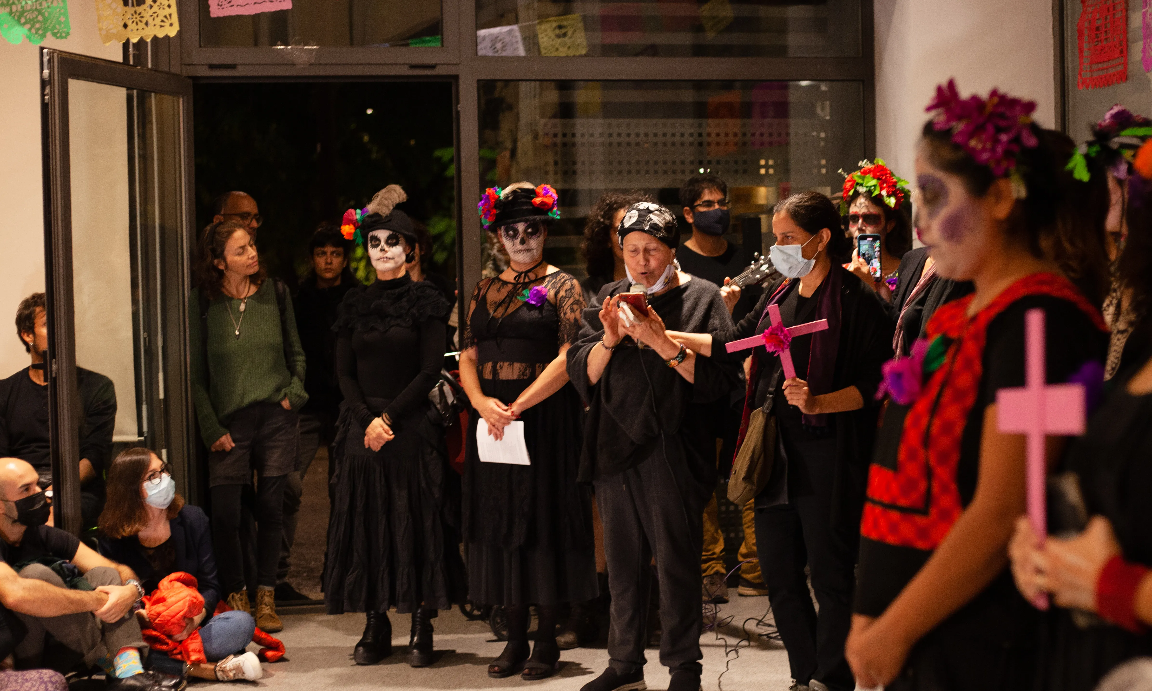 Amb l''Altar de Muertas', Furia Mexicana recorda les dones assassinades, víctimes de feminicidis.