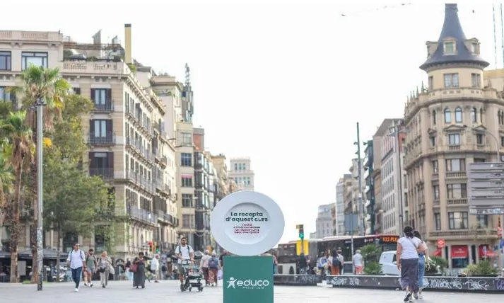 L'ONG Educo ha instal·lat un plat buit a la plaça Universitat de Barcelona per demanar més recursos per a les beques menjador.