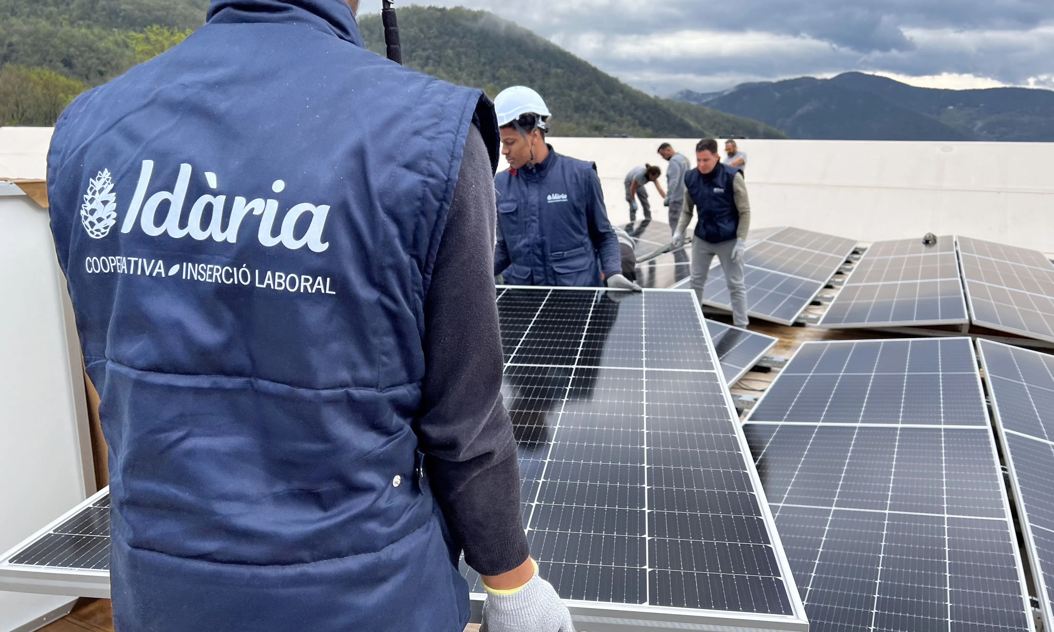Instal•lació de plaques fotovoltaiques.