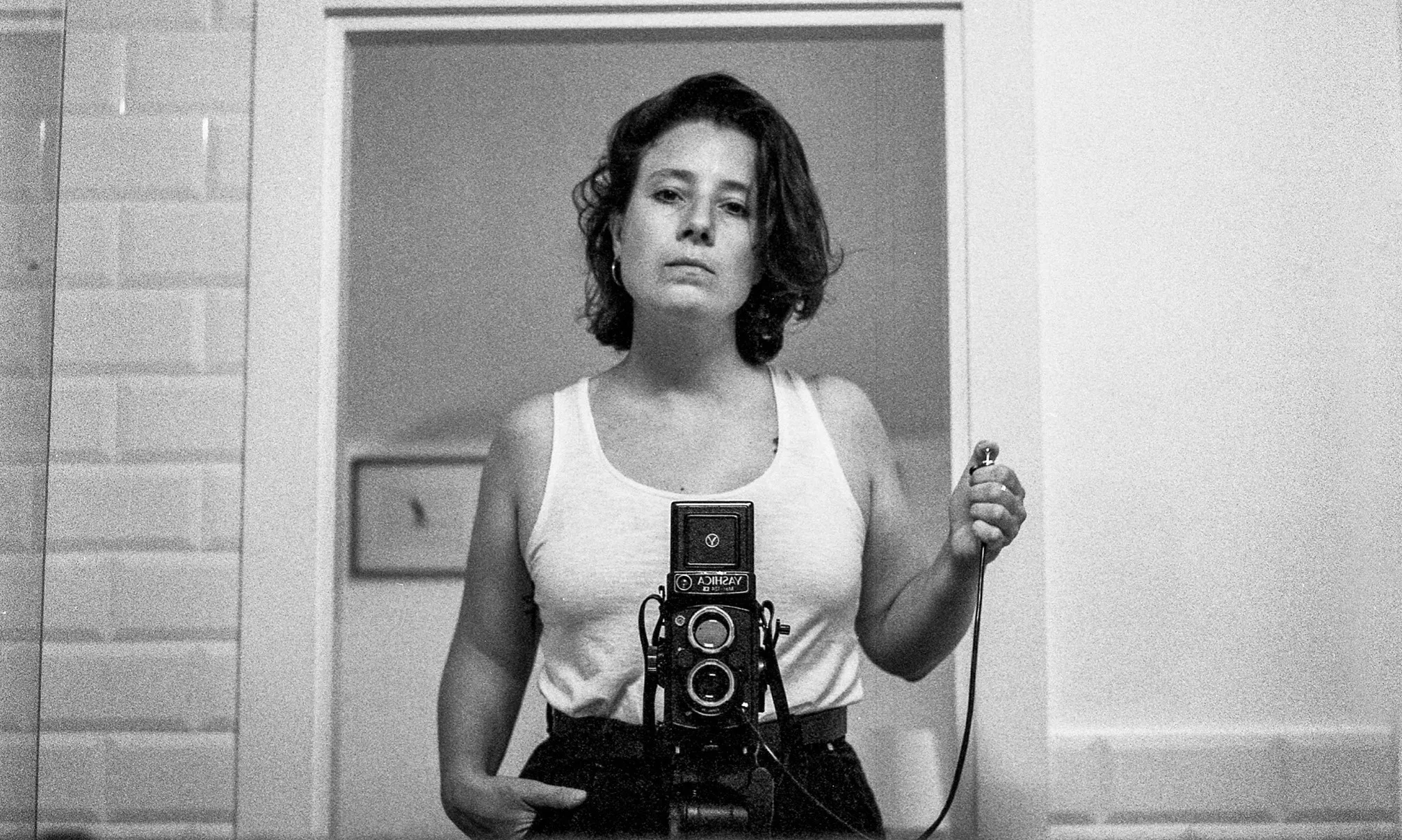 La fotògrafa Lydia Metral presenta la seva exposició 'Els temeraris', la qual aborda la identitat de gènere de joves adults.