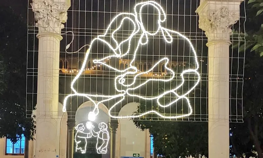 Les llums de #RavalKm0 representen diferents imatges de veïnes dels barris de Ciutat Vella. Font: La Traginera.