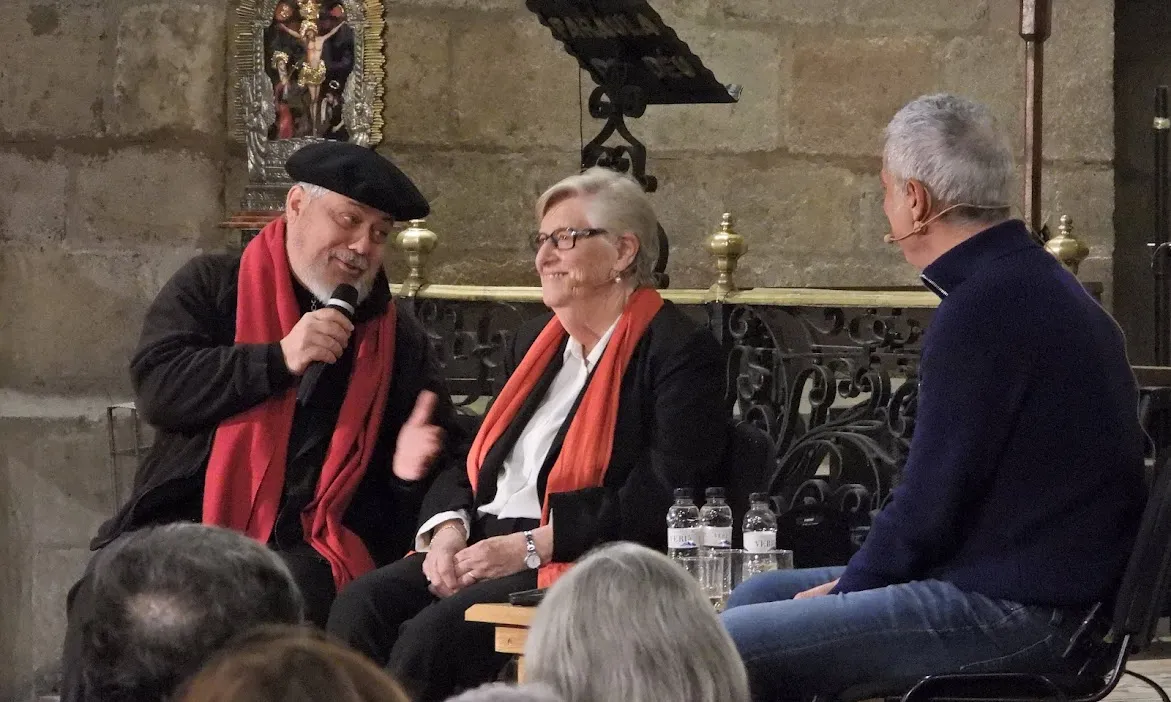 Mossèn Peio Sánchez, Viqui Molins i Albert Om, en un moment de la presentació de la Fundació.