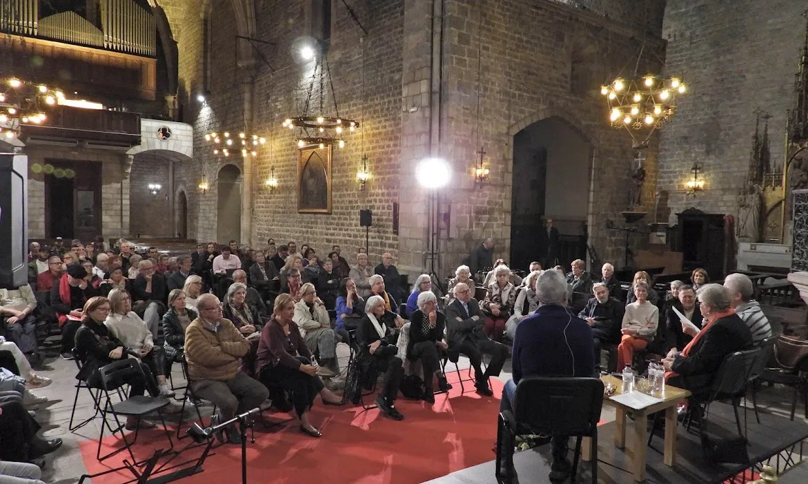 L'església de Santa Anna, que acull l'Hospital de Campanya, es va omplir per conèixer la nova iniciativa social.