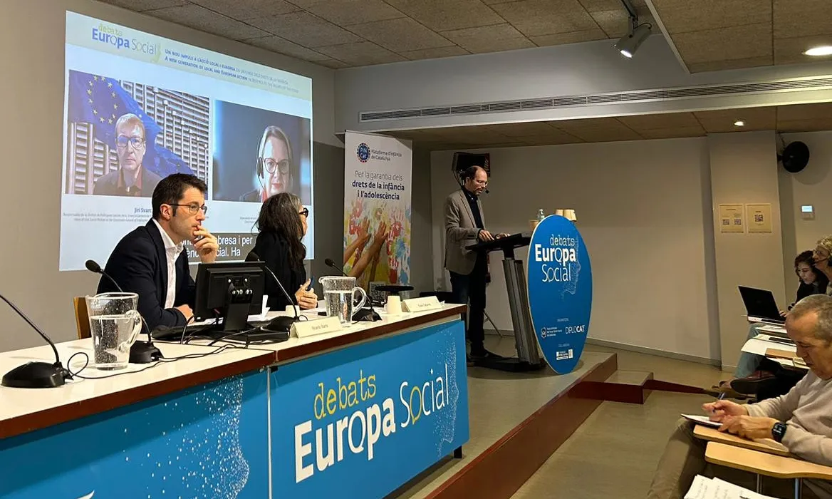 La directora general d'Atenció a la Infància i l'Adolescència, Ester Cabanes, i el director de la Plataforma d'Infància, Ricardo Ibarra, durant la seva intervenció. Font: Taula d'entitats del Tercer Sector.