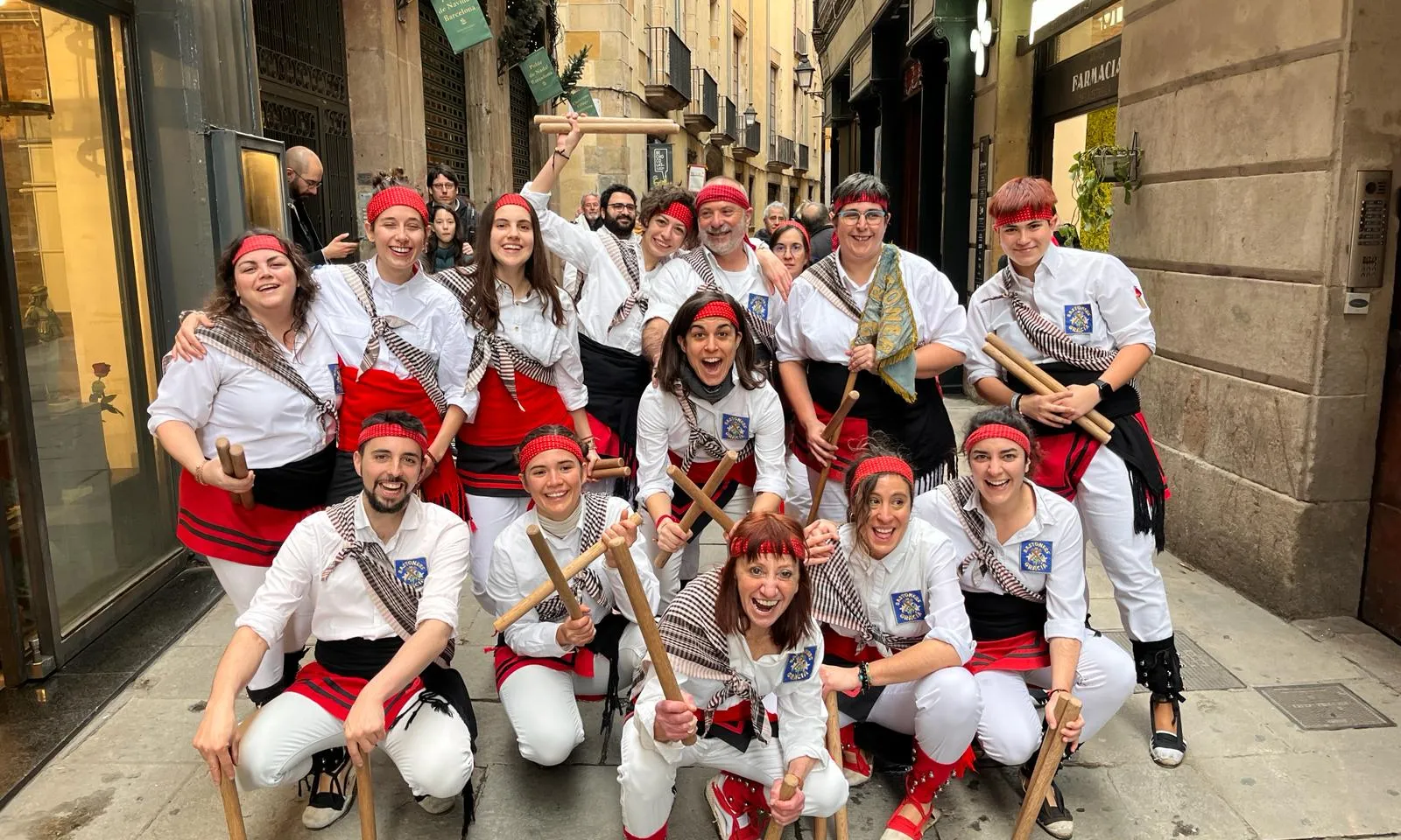 Els Bastoners de Gràcia viatgen arreu de Catalunya durant la seva temporada d'actuacions.