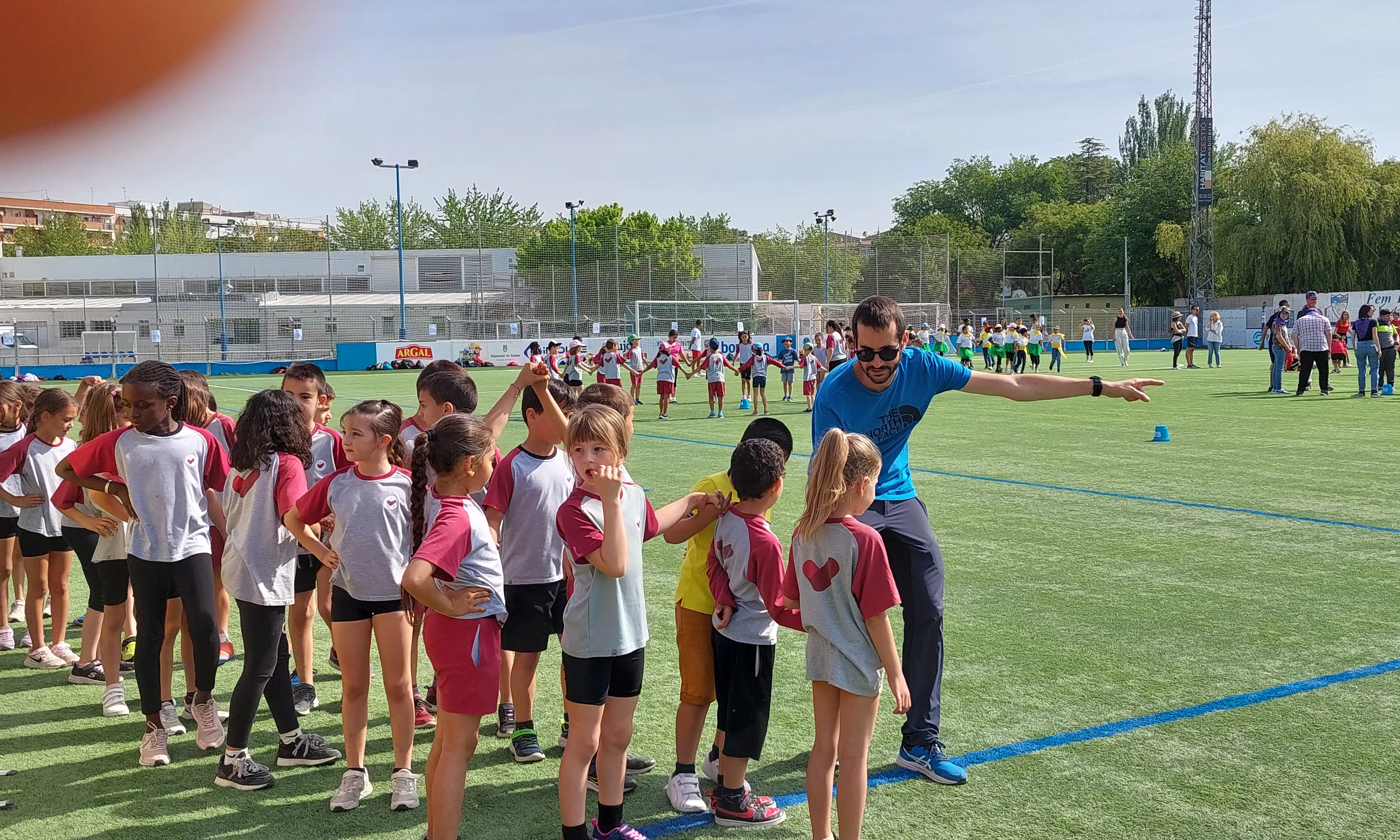 El programa va néixer com una iniciativa educativa per fomentar el ball de la sardana, però també per preservar-la i divulgar-la.