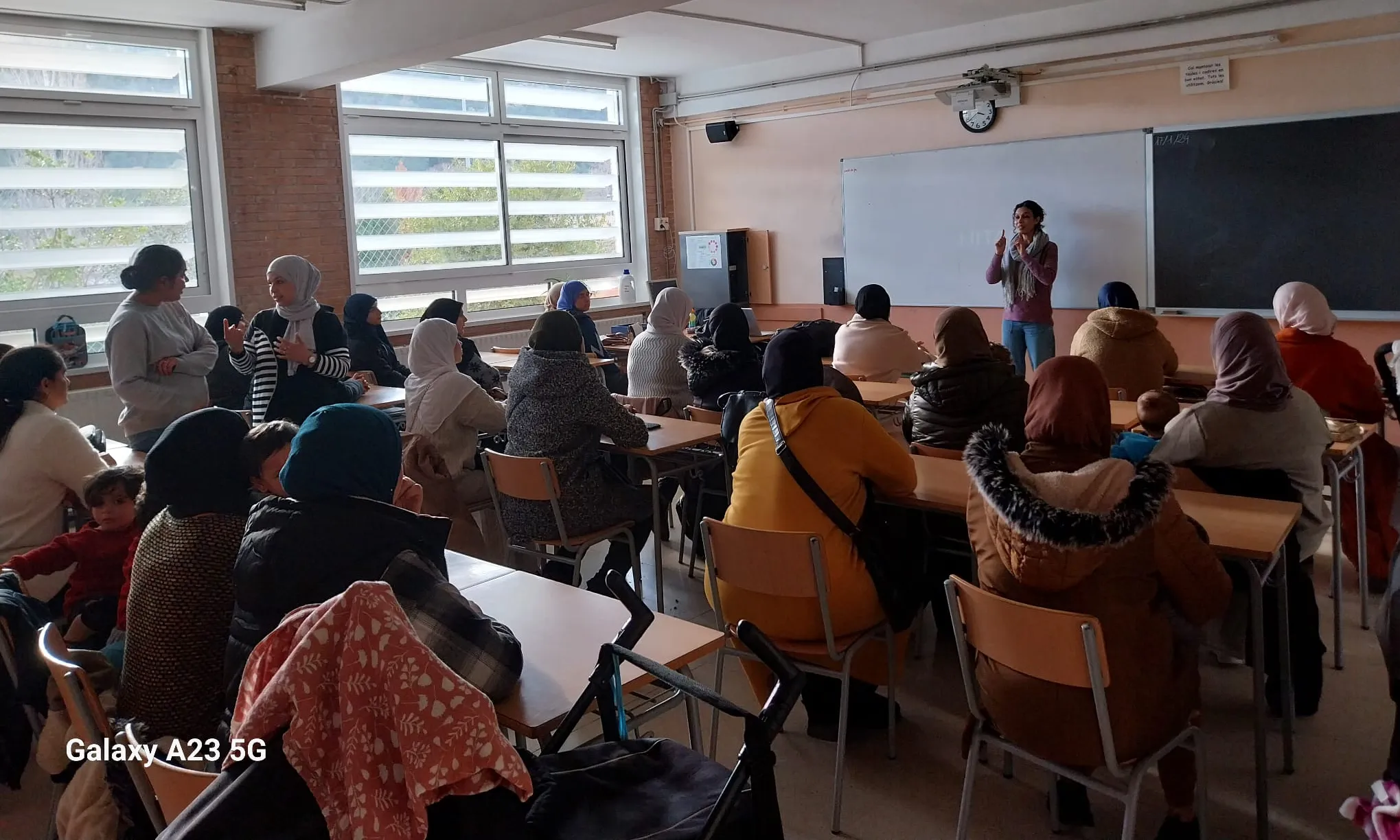 EEl projecte que impulsa l’associació Eccit va més enllà de superar les barreres lingüístiques i cerca ajudar a la integració de les famílies nouvingudes.