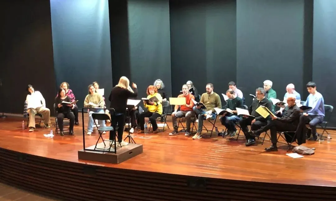 El Cor de Cambra de la FCEC preparant un concert.