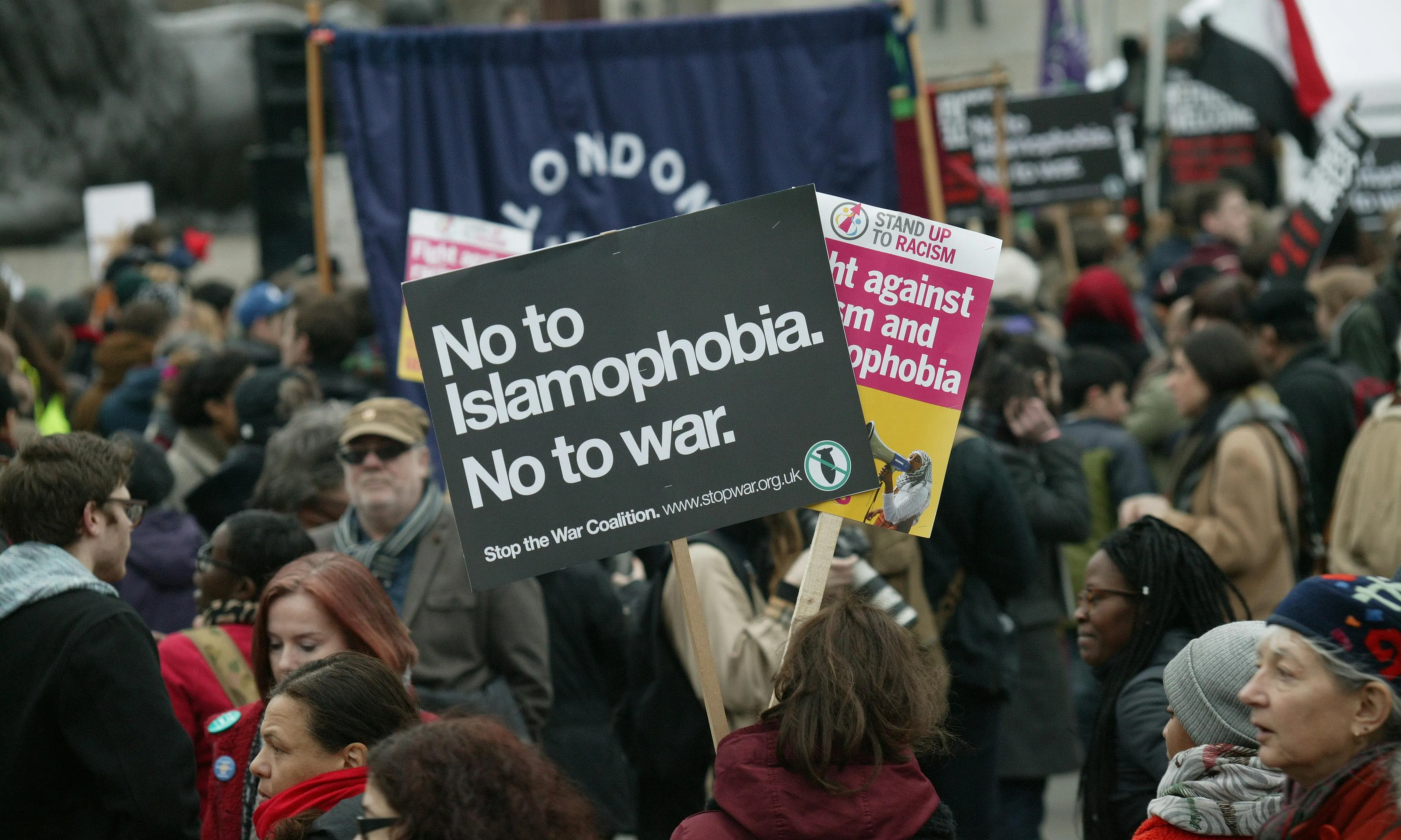 Uns manifestants alcen pancartes contra la guerra. Font: Pexels
