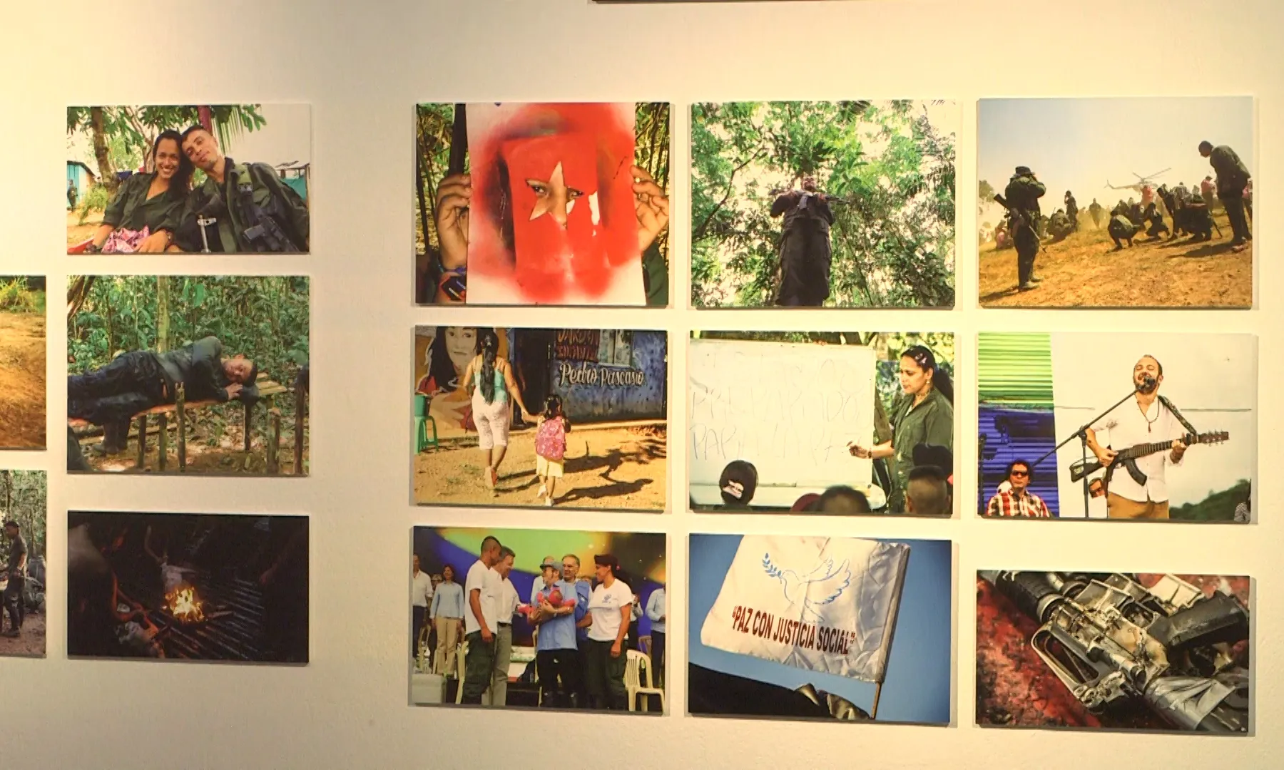 L'exposició és una mostra fotogràfica que narra l'abans, el durant i el després de la firma de l'Acord Final de Pau a Colòmbia.