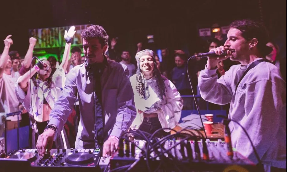 Membres de Radi Solar canten i punxen música en una festa.