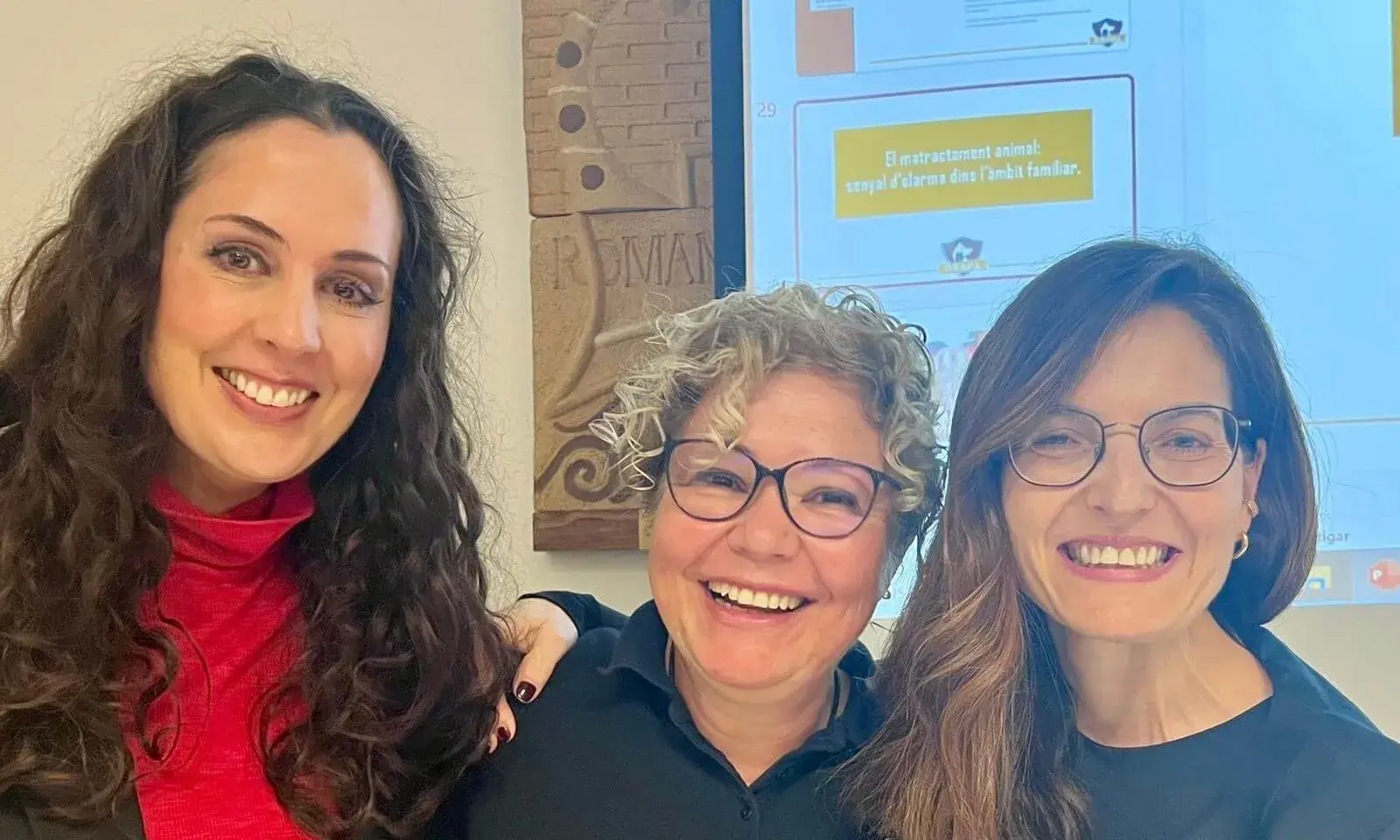 La Dra Núria Querol, l'agent Carme Vázquez i l'Excma. Lucía Avilés