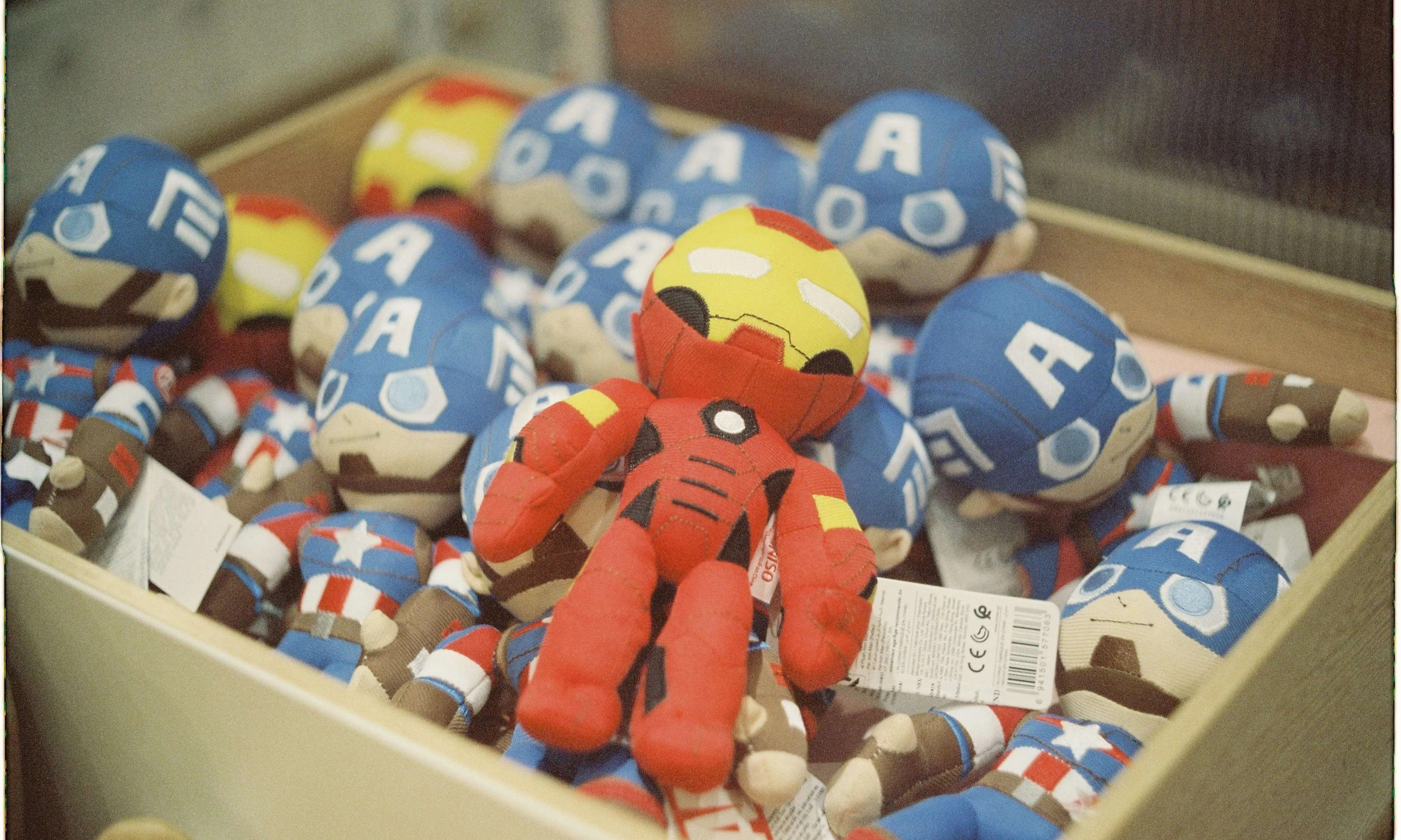 Caixa de joguines plena de peluxs de superherois. Font: Pexels 