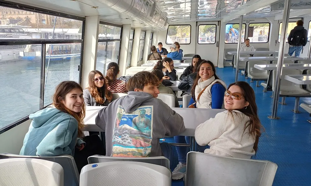 Estudiants internacionals de la UPF en una sortida en vaixell pel port de Barcelona