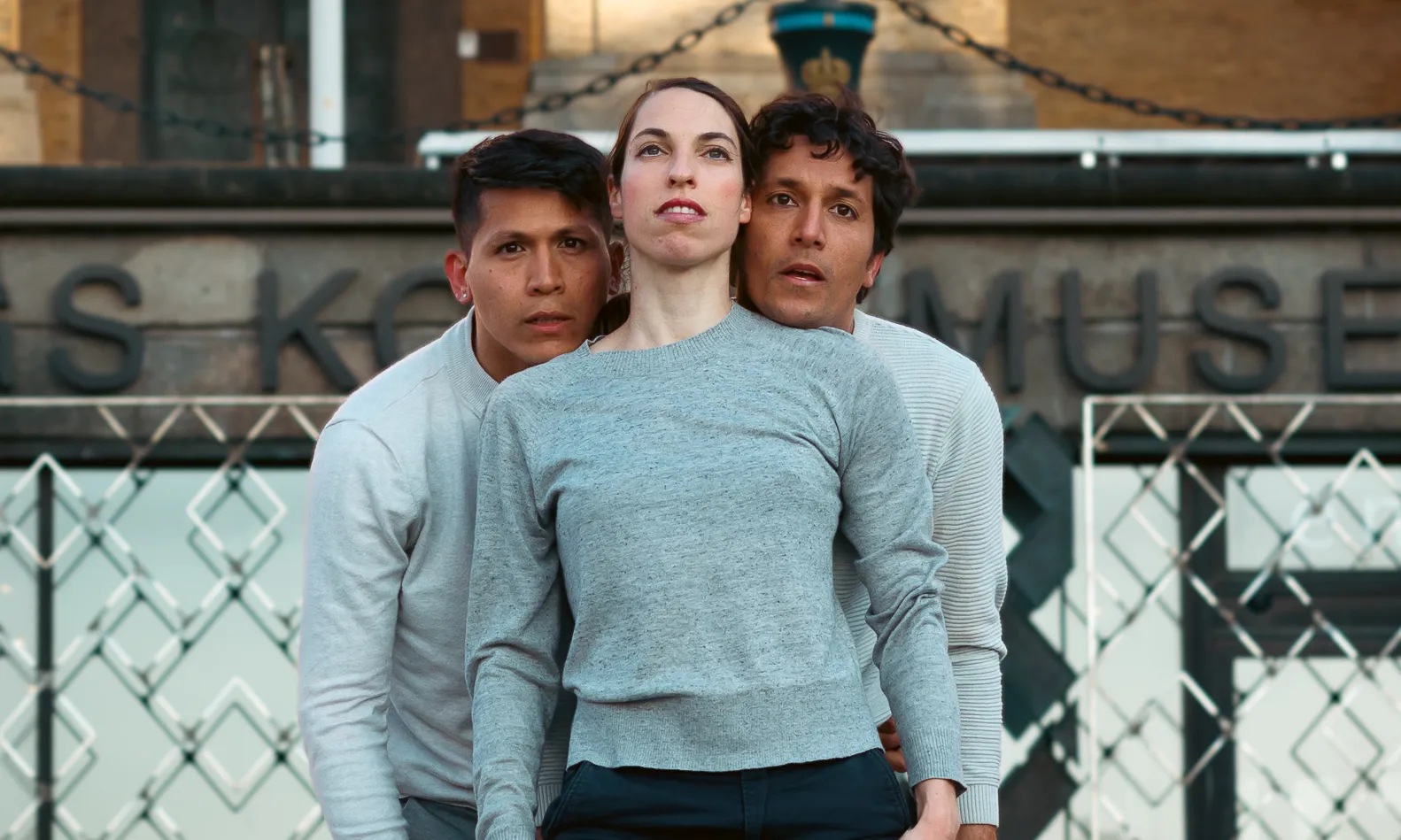 Membres de Homeland Dance Company mirant a càmera.