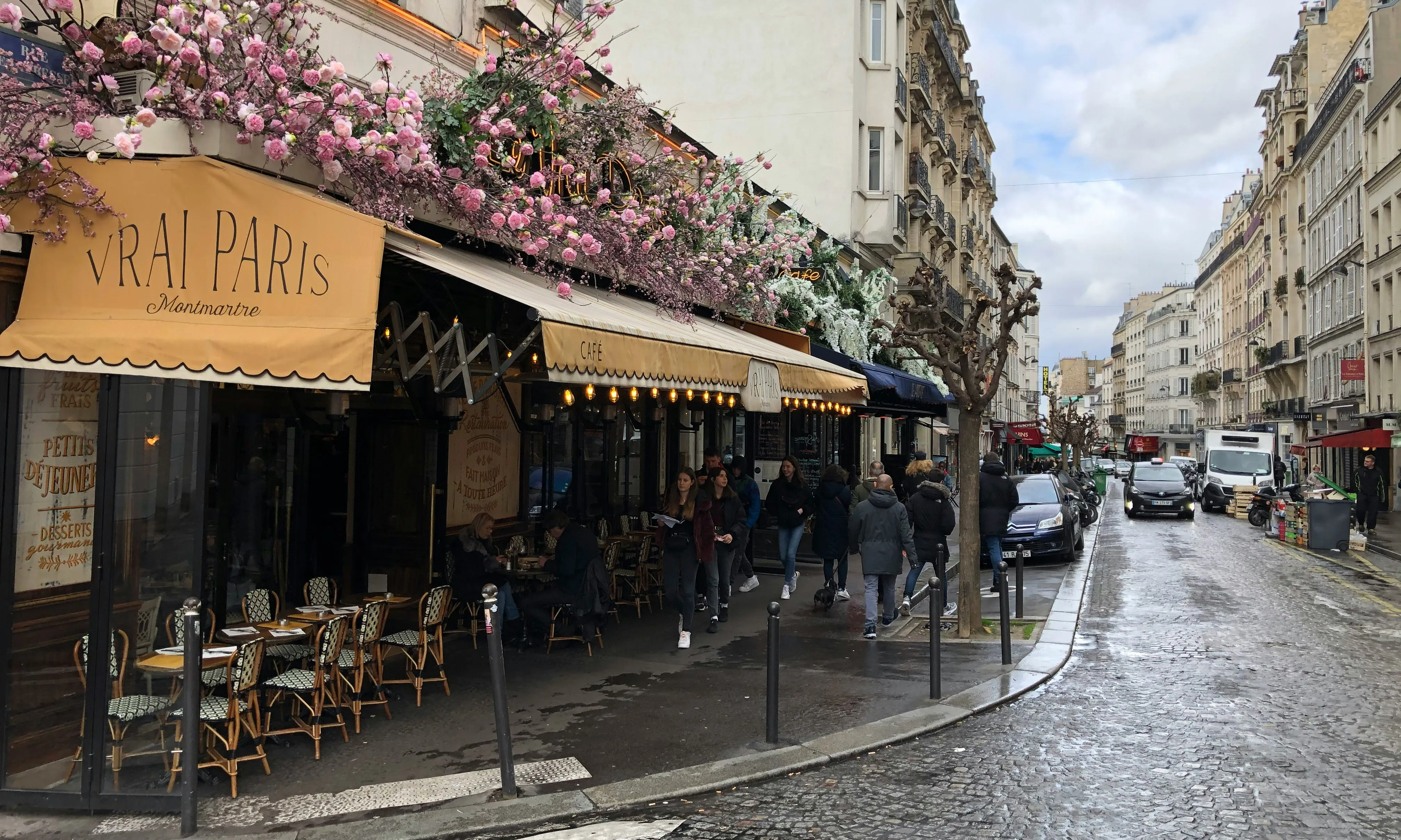 A l'exposició 'De Montmartre a Montparnasse. Artistes catalans a París (1889-1914)' s'explora la relació d'artistes catalanes amb la capital francesa.