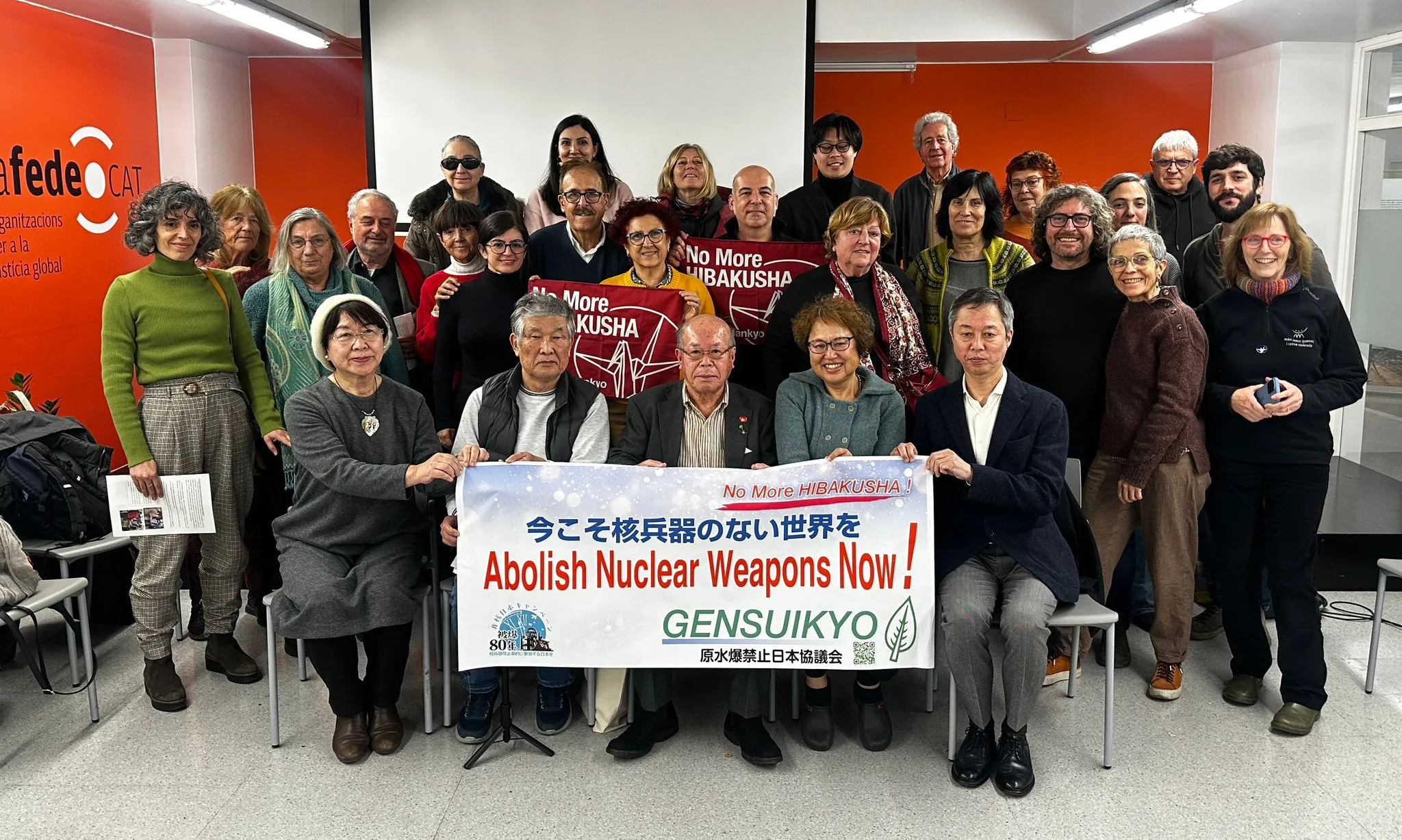 Shigemitsu Tanaka, copresident de Nihon Hidankyo i supervivent de Nagasaki, i Yayoi Fujita, en la trobada amb entitats catalanes.