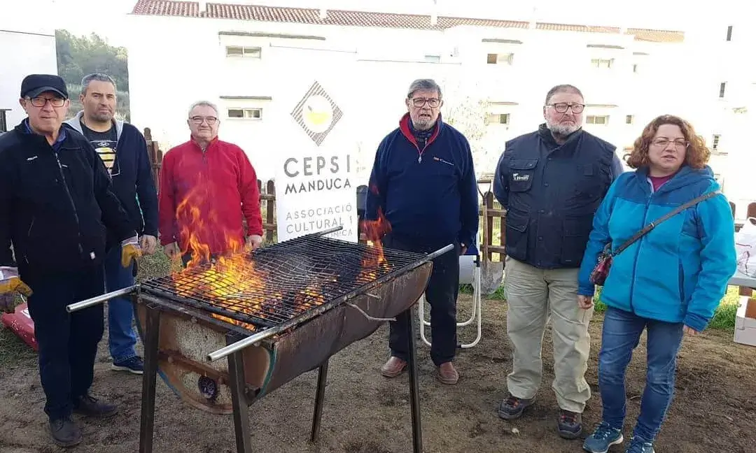 L'equip de Ceps i Manduca, amb el Valentí Carrera al centre, preparant una calçotada.
