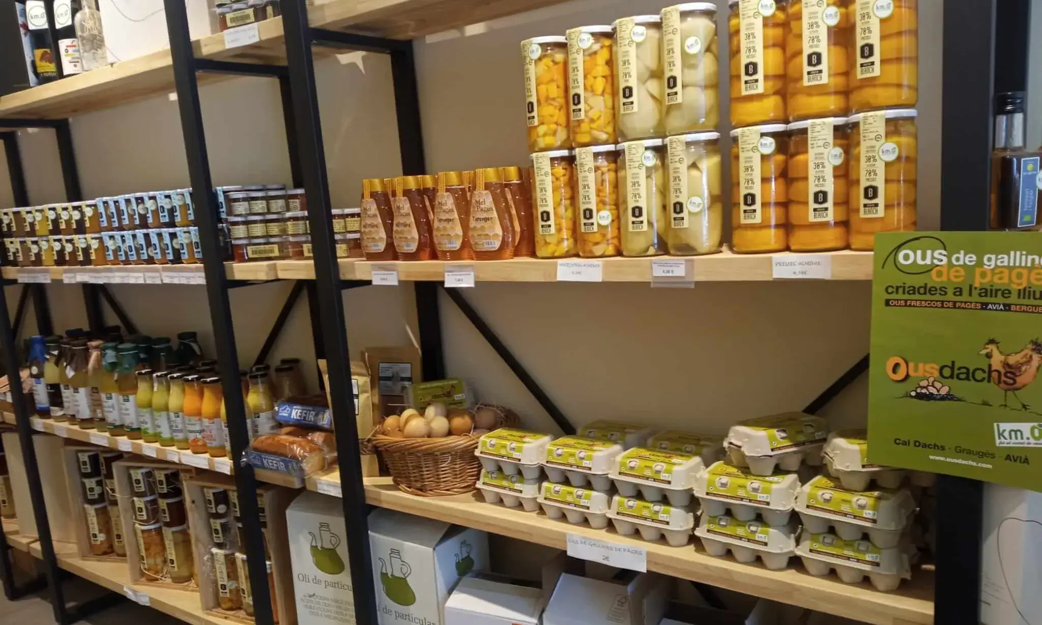 A la botiga, el Projecte de Km 0 ofereix una gran varietat de productes de proximitat i de temporada.