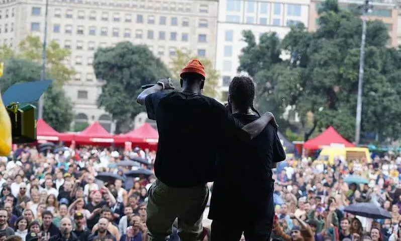 La competició enfronta els setze millors improvisadors de rap en català.