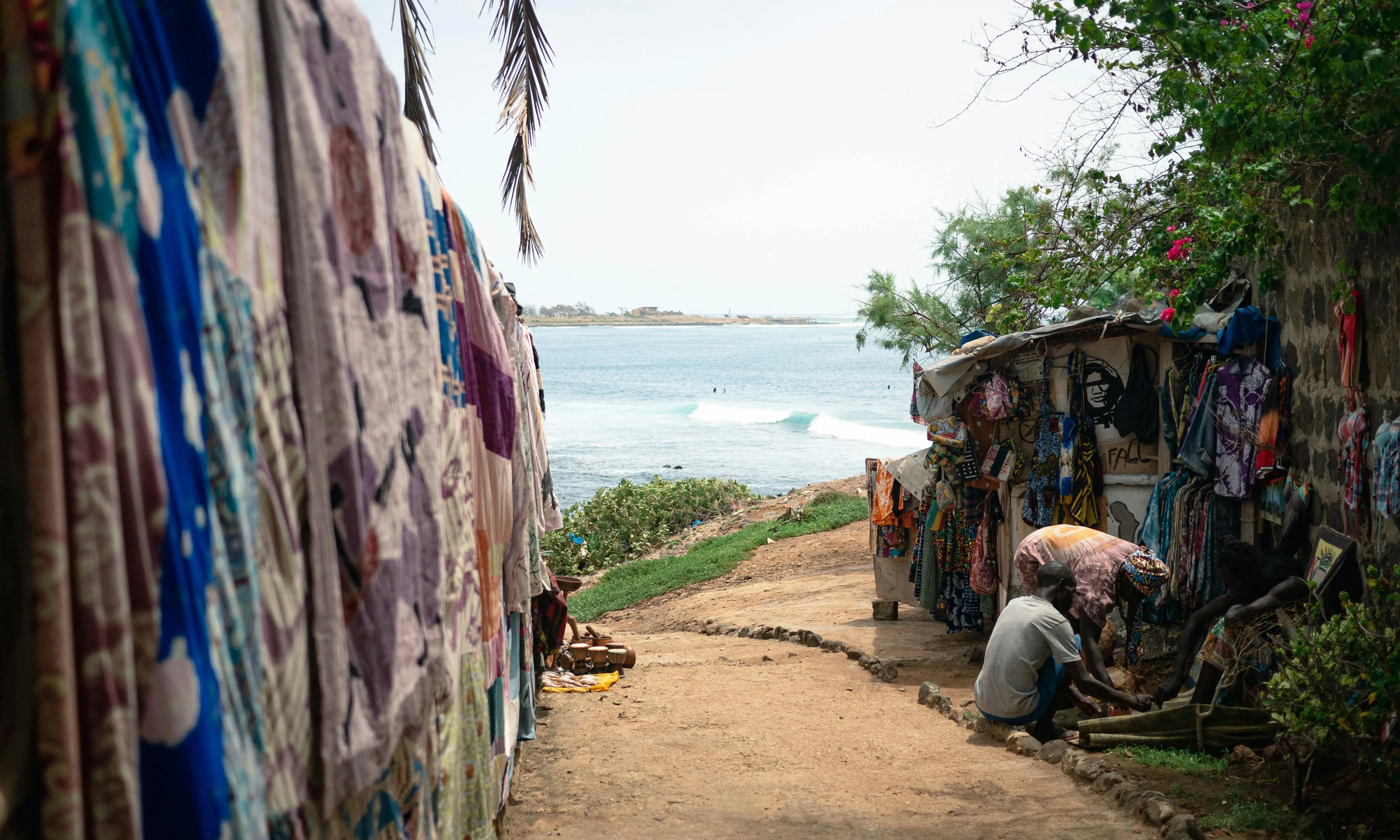 Imatge d'un poblet del Senegal, amb el mar de fons. 