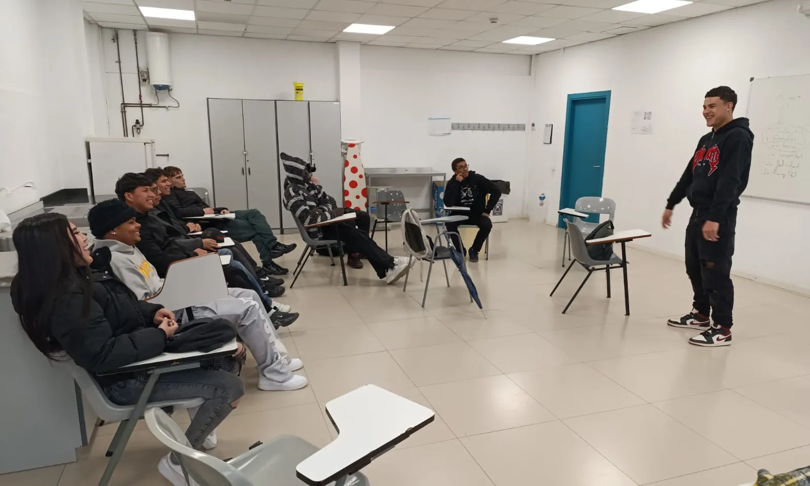 Joves estudiants de l'Escola de Segones Oportunitats en una de les assignatures transversals del curs