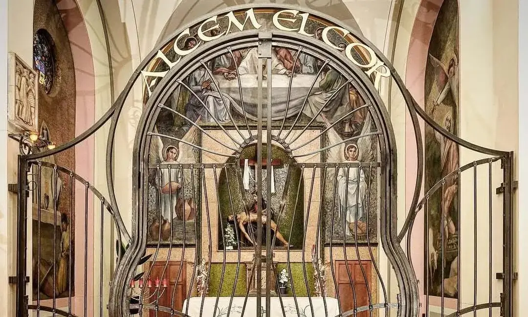 Portal creat pel Juli Rio per a la Parròquia de Sant Isidre Llaurador, a l'Hospitalet de Llobregat.