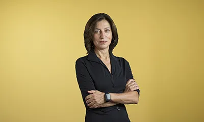 Cristina Sampere mirant a càmera.