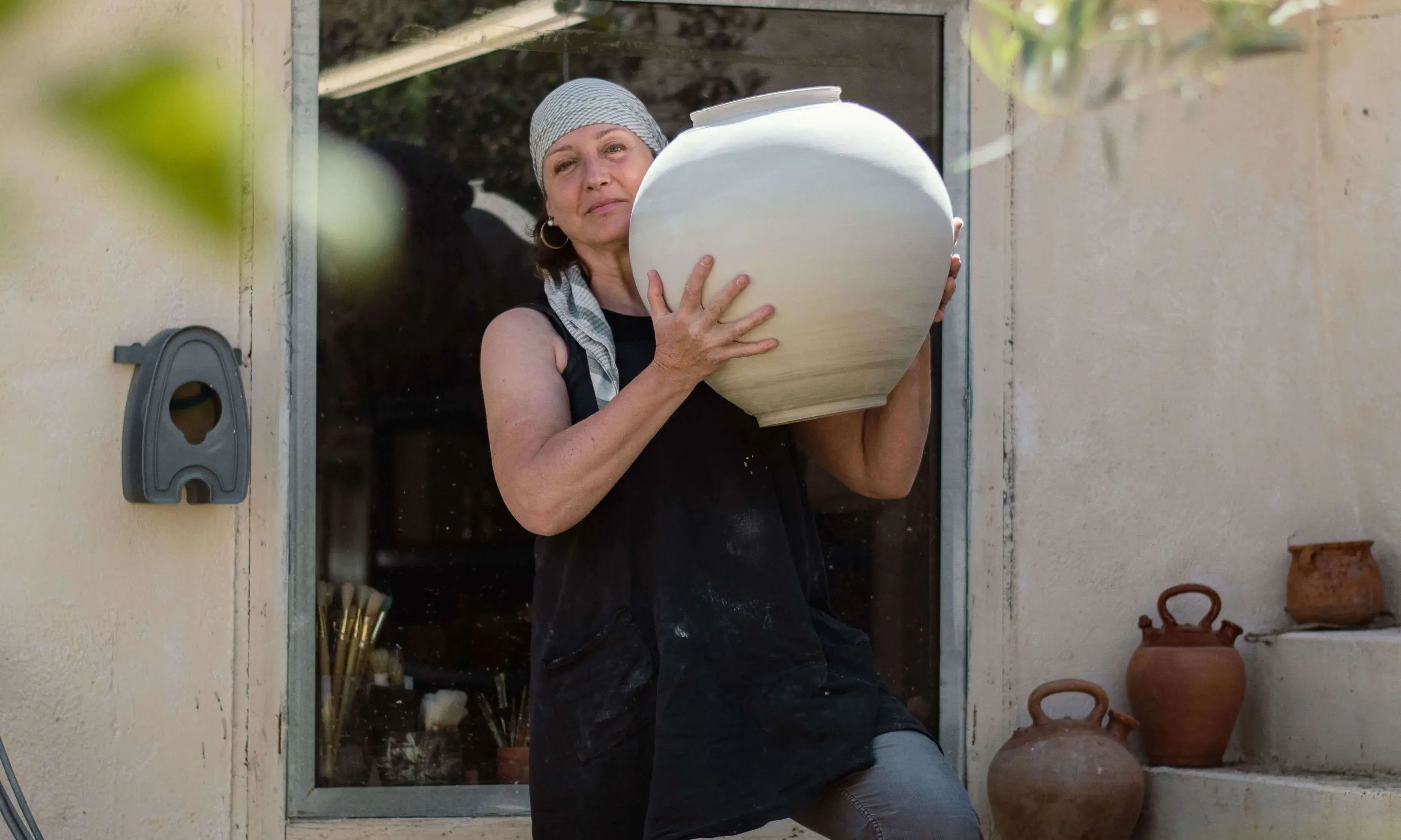 Criada en un entorn rural, la seva obra està profundament marcada per la ceràmica popular