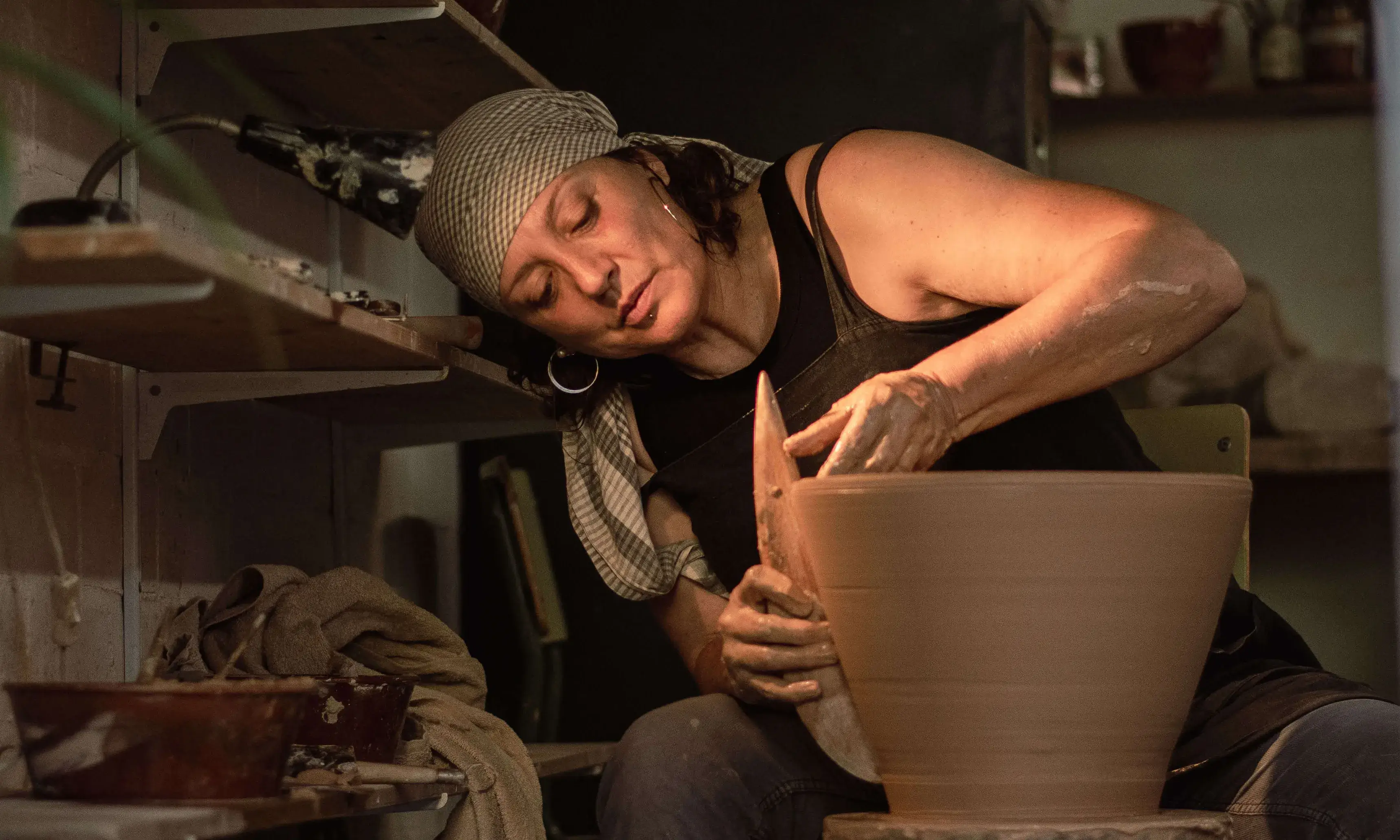 Montserrat Carafí és una ceramista que va descobrir la seva passió per l'argila i les tècniques tradicionals des de ben jove