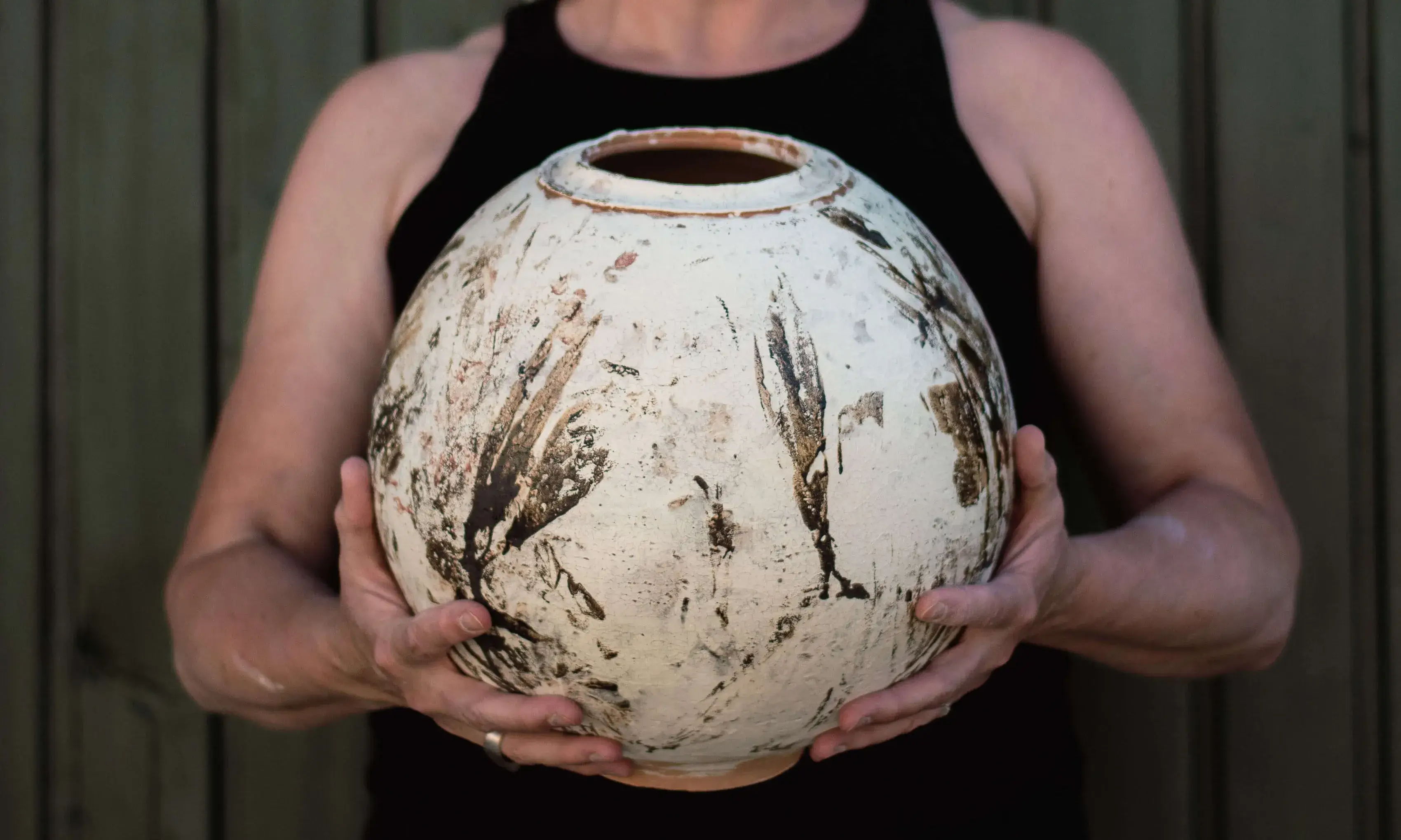  Provenint d'un entorn rural, el seu treball es veu fortament influenciat per la cultura popular, aquella que envoltava les cases de les àvies i que era un reflex de la vida quotidiana