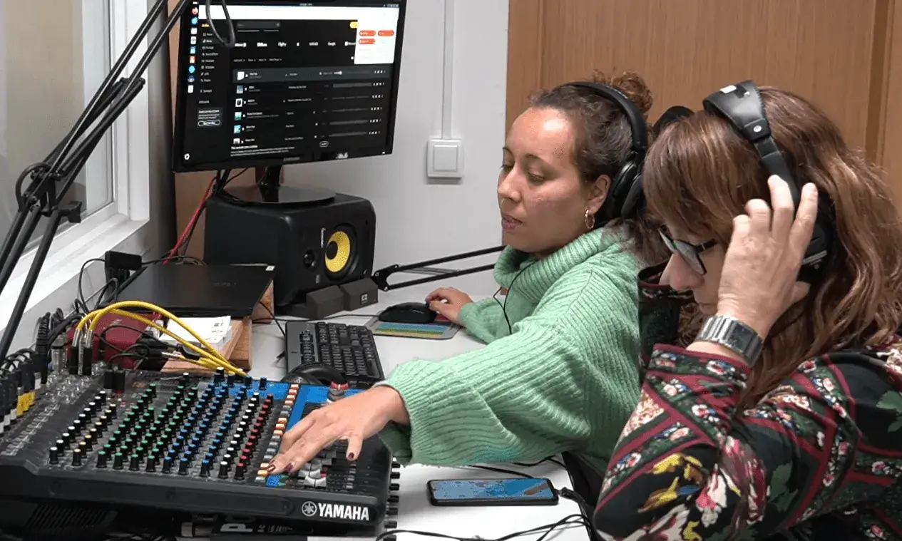 La Sara Jaramillo (de verd) durant una de les formacions de ràdio.