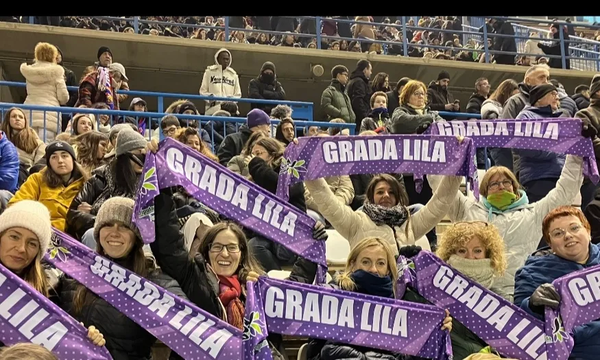 La 'Grada Lila' és un dels projectes que impulsa l'associació Esport Femení Lleida.