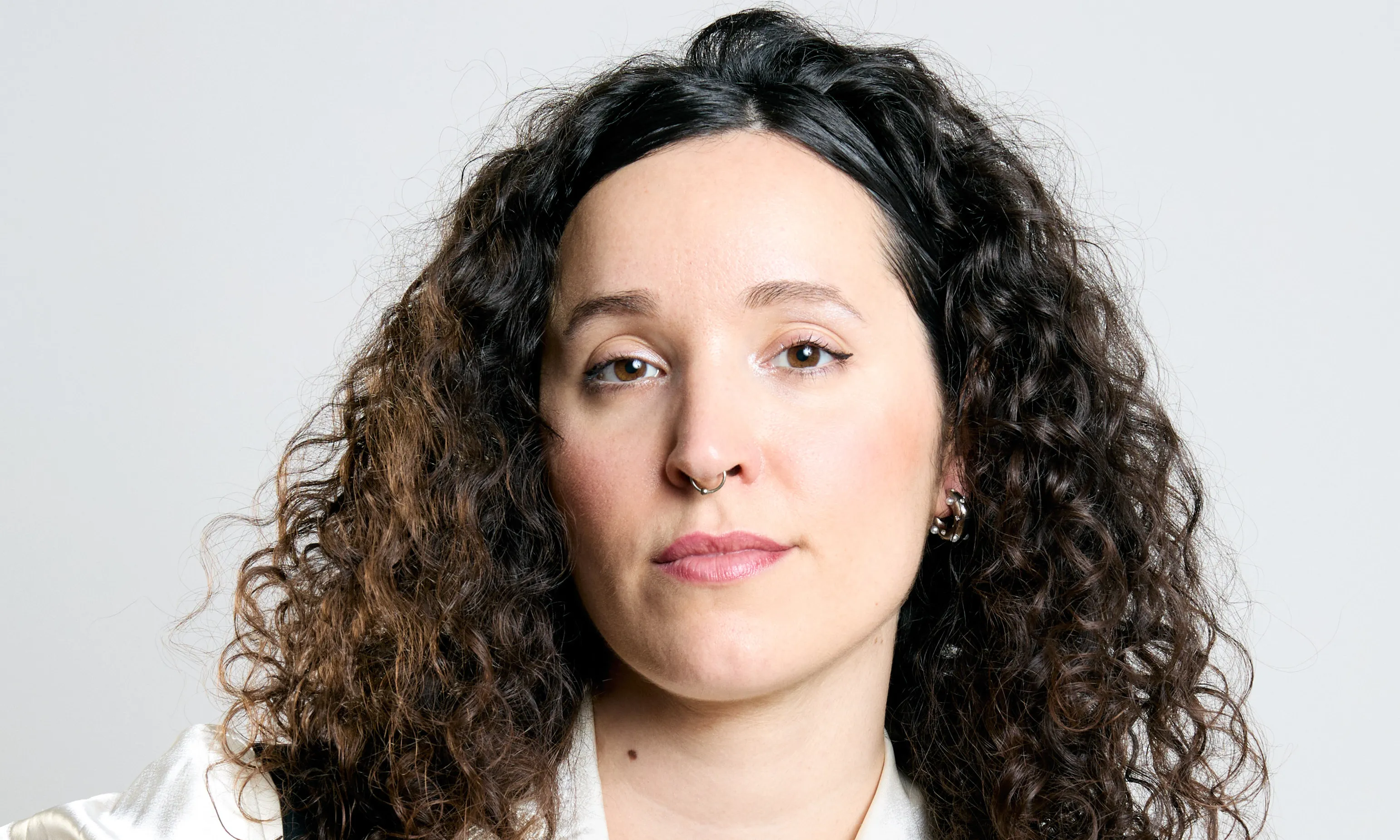 Mika Dali mirant a càmera.
