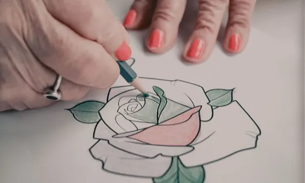 L'original campanya impulsada per la Fundació Santa Eulàlia, en col·laboració amb l’estudi Black Ship Tatoo, transforma tatuatges en roses per a les persones grans.