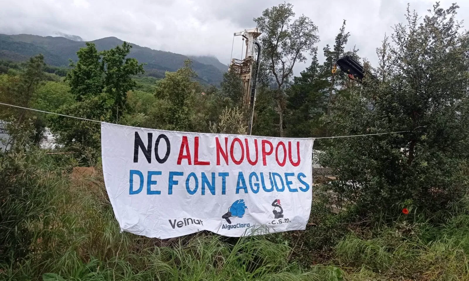 Pancarta d'Aigua Clara contra el nou pou de Font Agudes