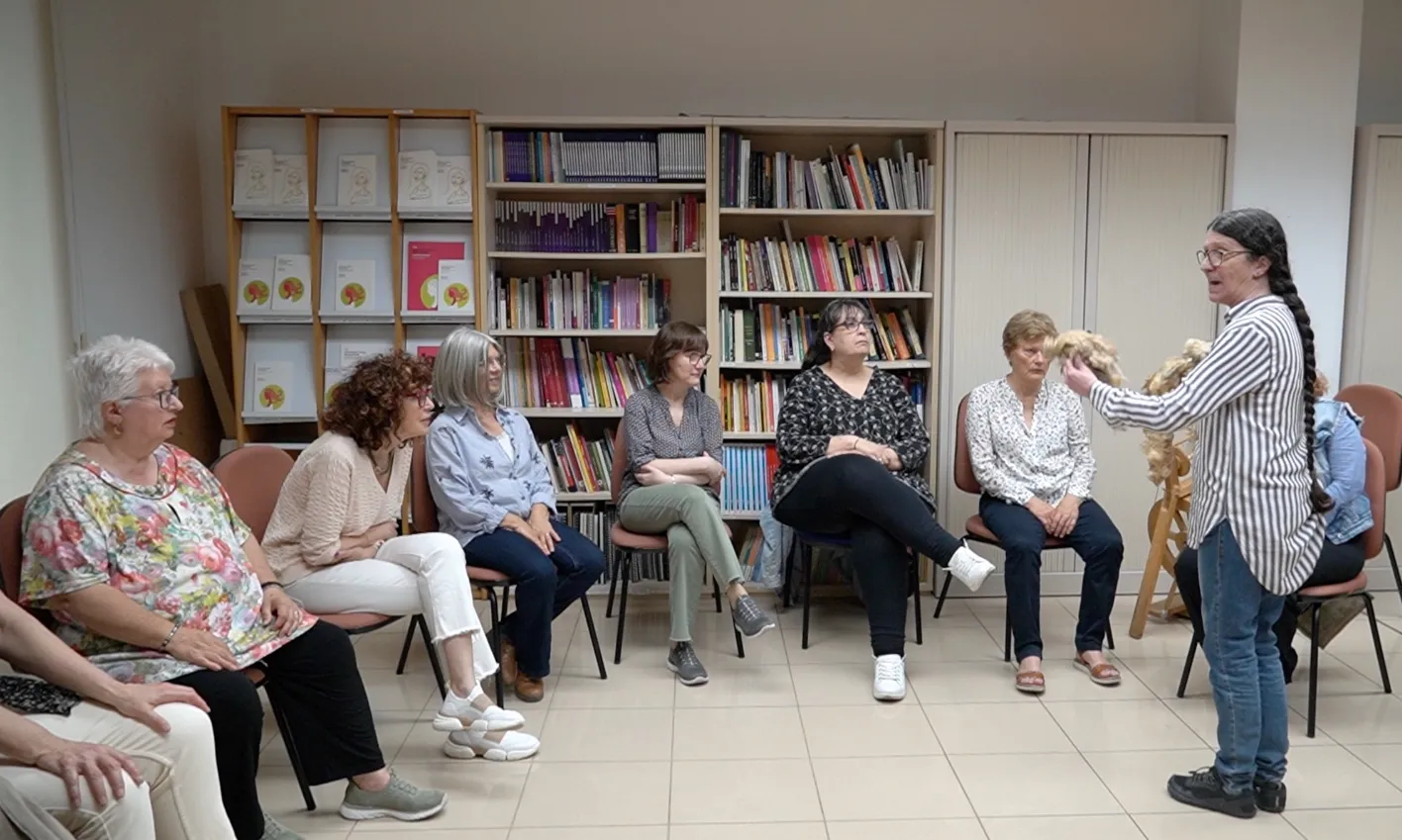 Flavia Flores, membre de la Societat d'Artesans de Cornellà, durant el taller sobre llana.
