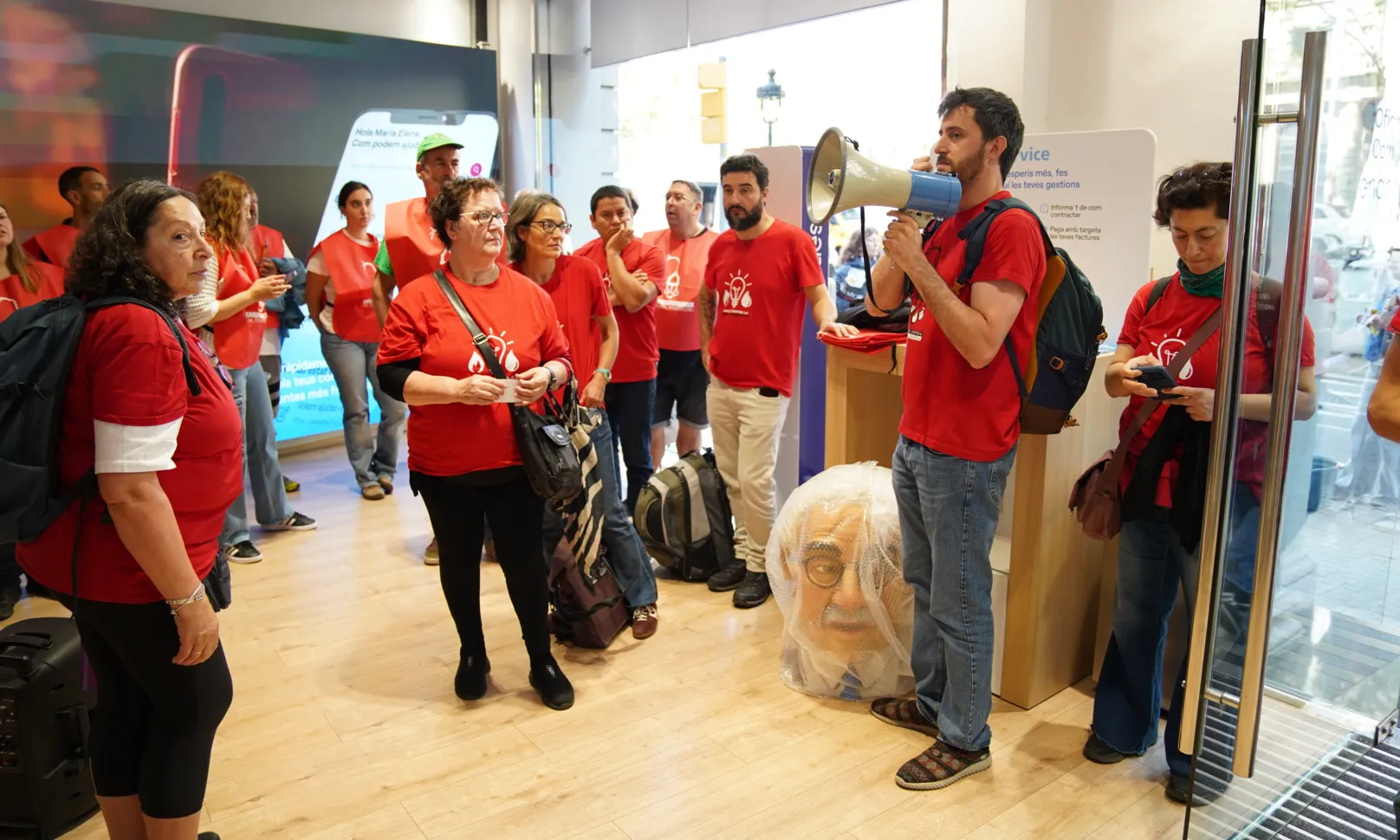 Militants de l'APE i afectades ocupen el local d'Endesa al carrer Gran Via