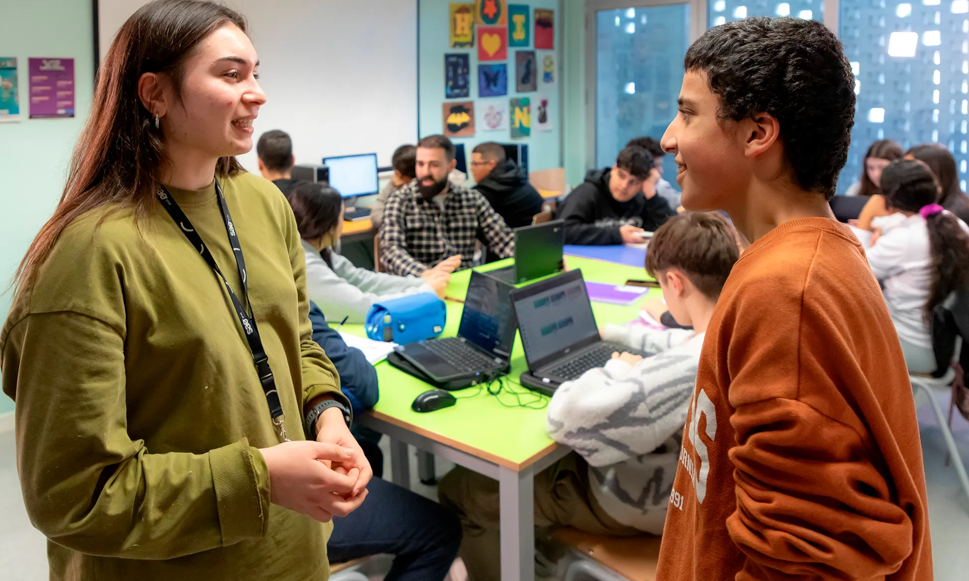 Els seus programes inclouen des del reforç escolar fins a la inserció laboral, amb un enfocament integral en equitat i inclusió