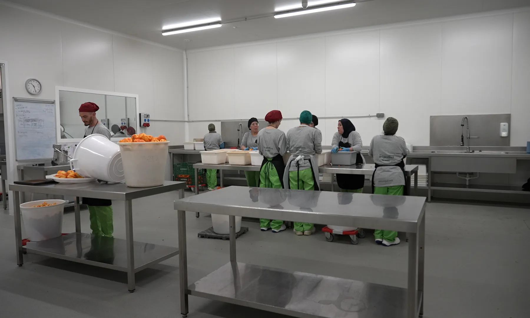 Una sala de màquines en una fàbrica amb persones treballant.