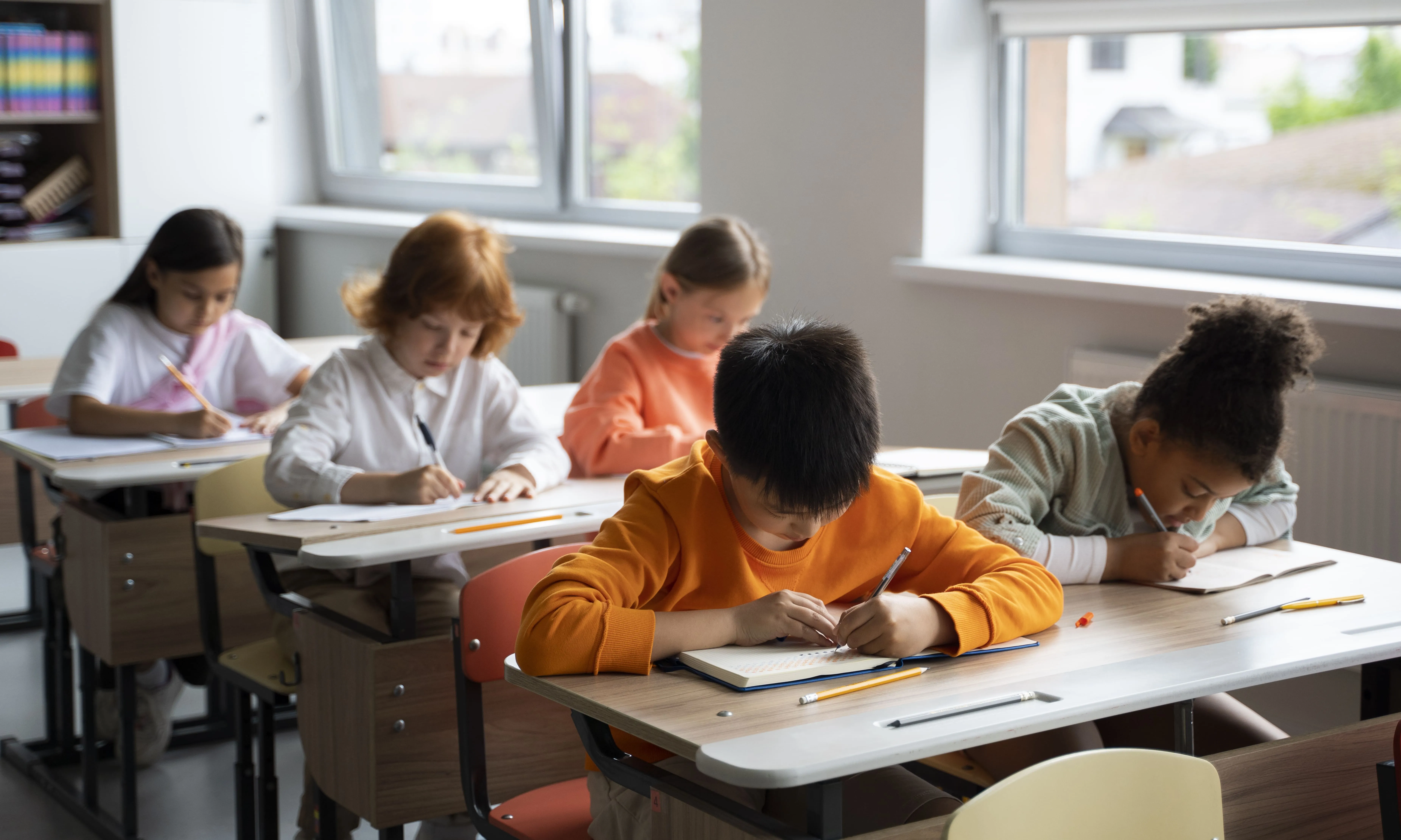  Una llar catalana amb dos adults i un infant es troba en risc de pobresa si ingressa menys de 1.996 euros mensuals.