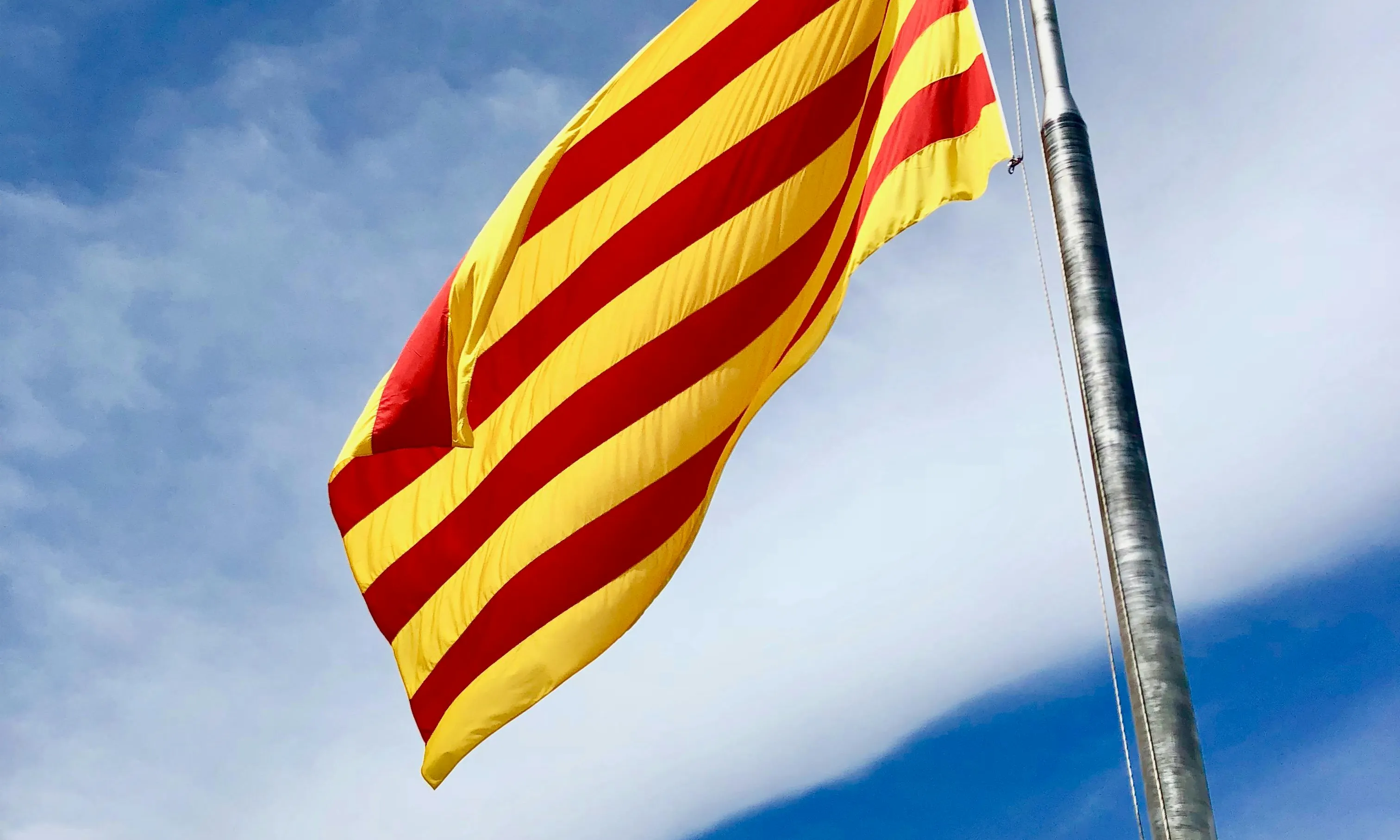 Bandera de Catalunya en un màstil