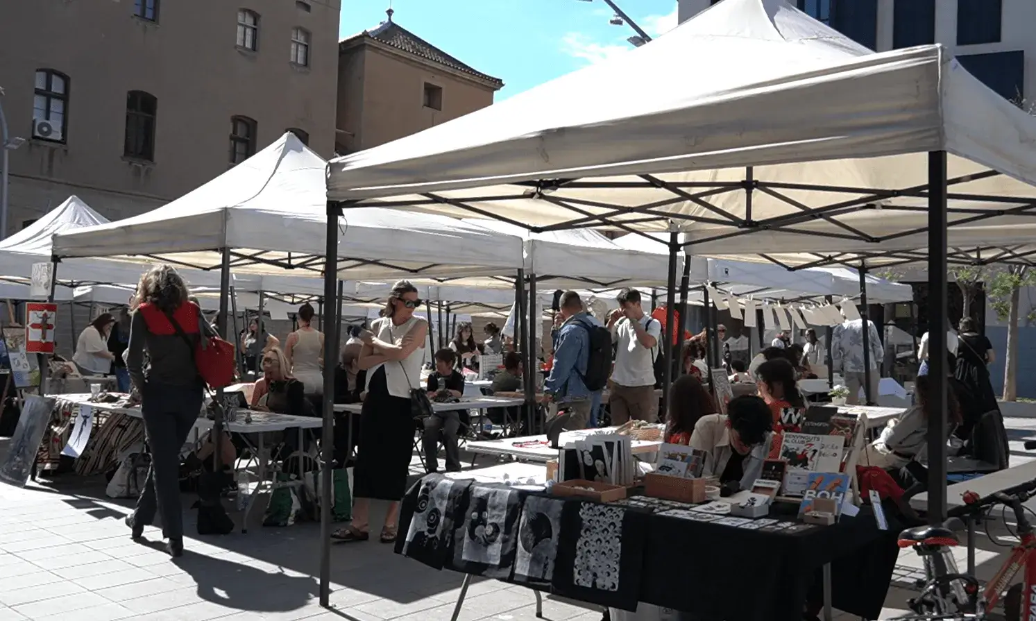 La mostra artística de Santa Jordina a la plaça de la Gardunya del Raval