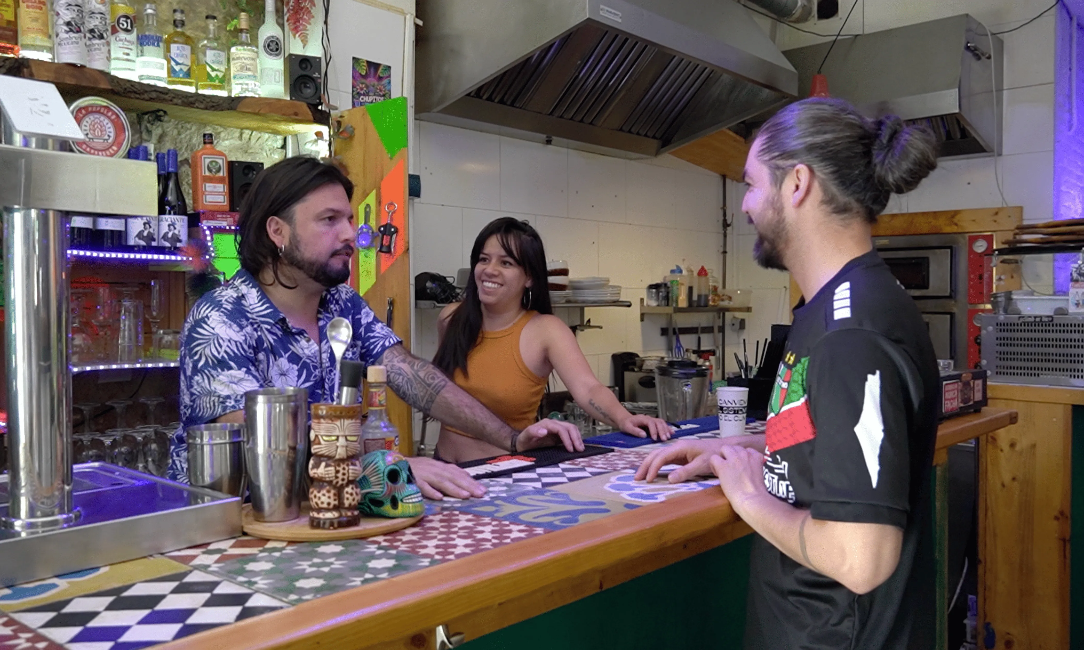 Tres de les sòcies de la cooperativa La Raíz a les instal·lacions del bar.