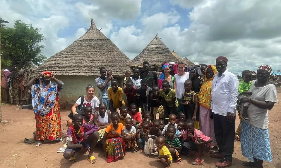 Homes, dones i infants del poble de Sanunding, a Gàmbia.