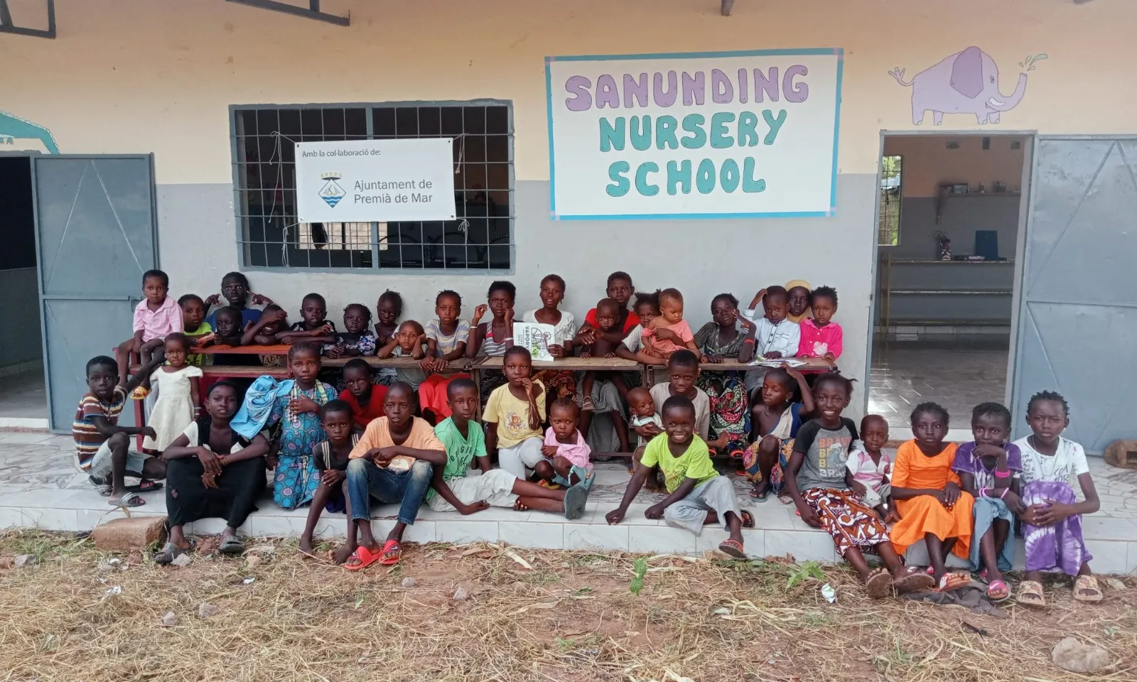 Infants de l'escola-menjador de Sanunding juntament amb les voluntàries de SanPrem.